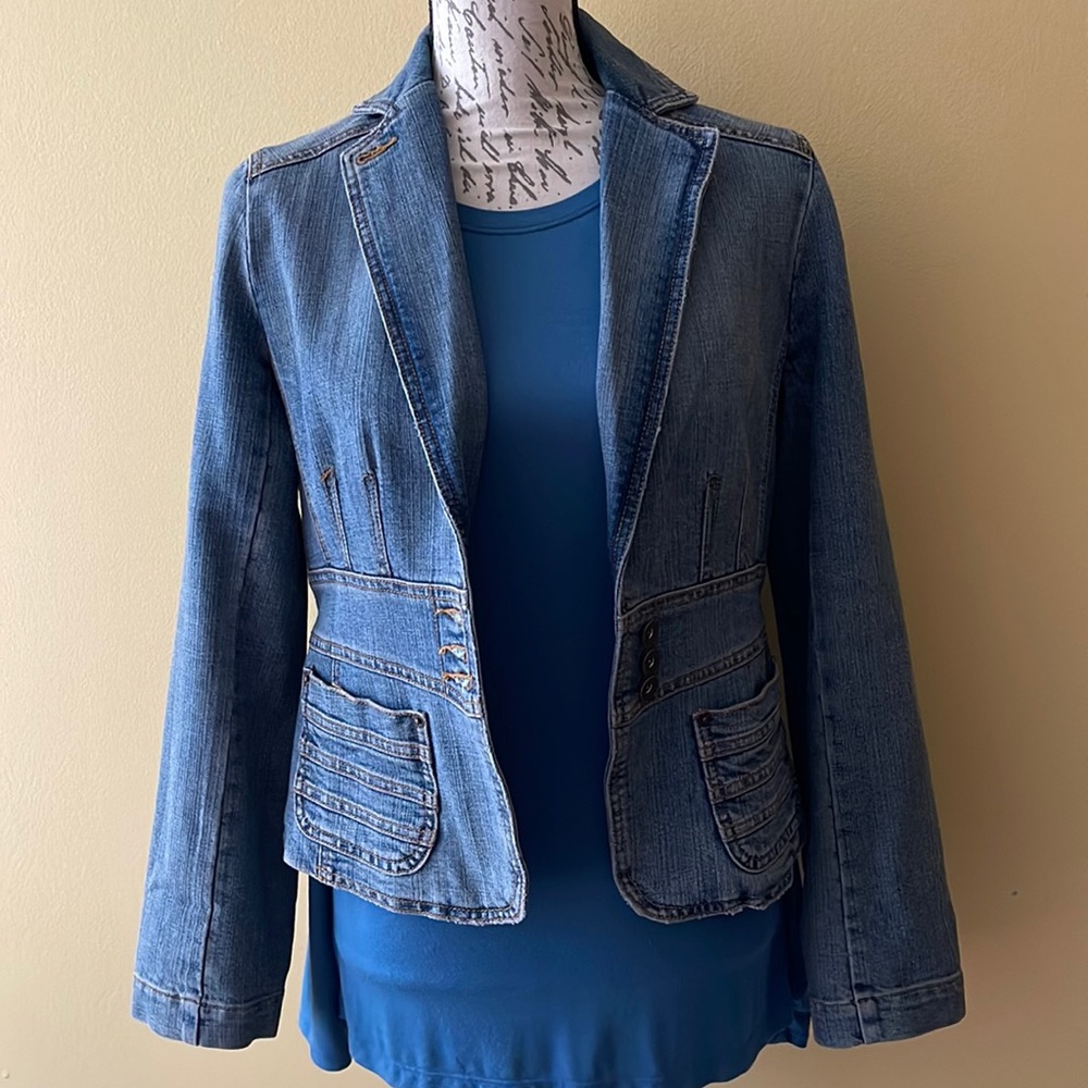 Ladies Denim jacket. 2 front pockets. Lots of detail. Tailored fit